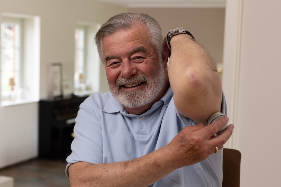 Ein Mann bringt sich zum ersten Mal einen Libre Sensor am Arm an.