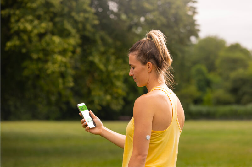 Frau kontrolliert Ihre Blutzuckerwerte in der FreeStyle Libre 3 App