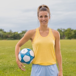 Foto von Profi-Fußballerin Sandra Starke und dem FreeStyle Libre Sensor am Arm
