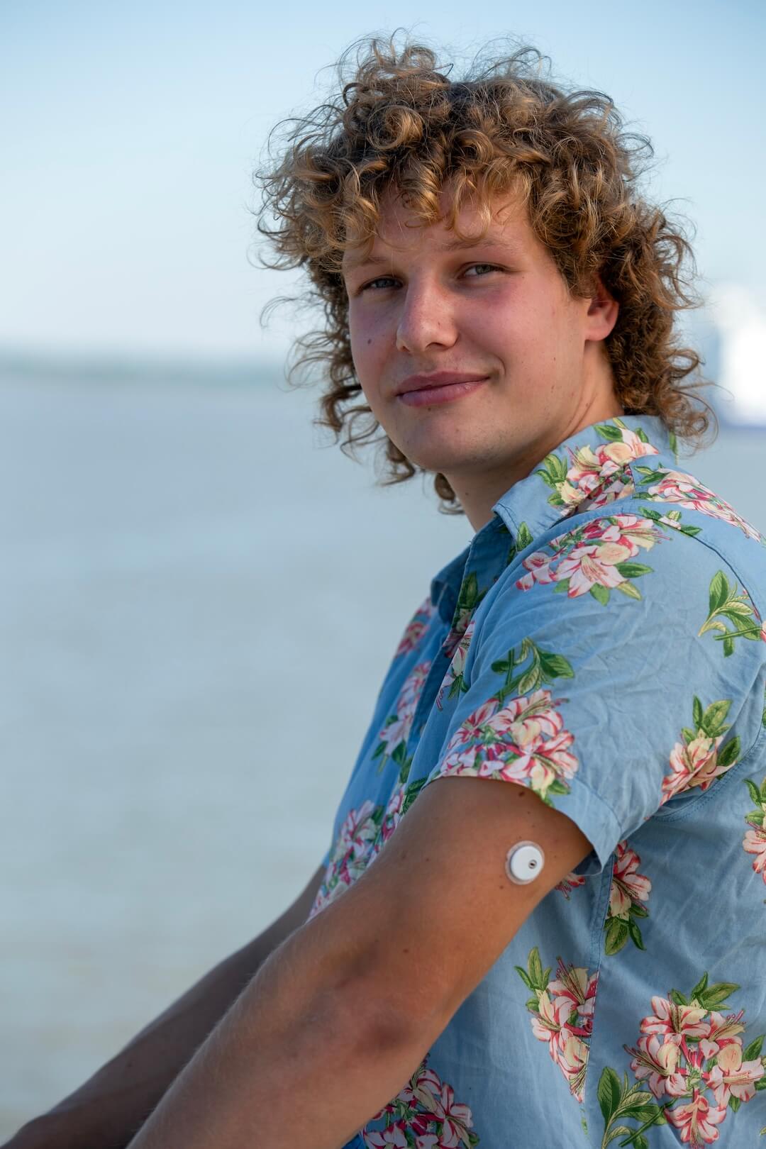 Foto von Hannes im Urlaub am Meer mit Libre Sensor am Arm
