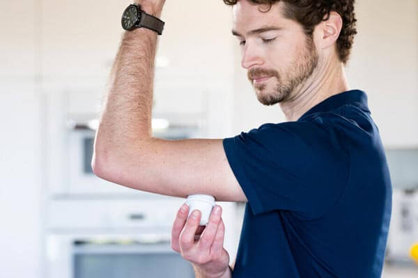 Ein Mann bringt sich zum ersten Mal einen FreeStyle Libre Sensor am Arm an.